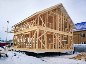 Можно ли строить каркасные дома зимой